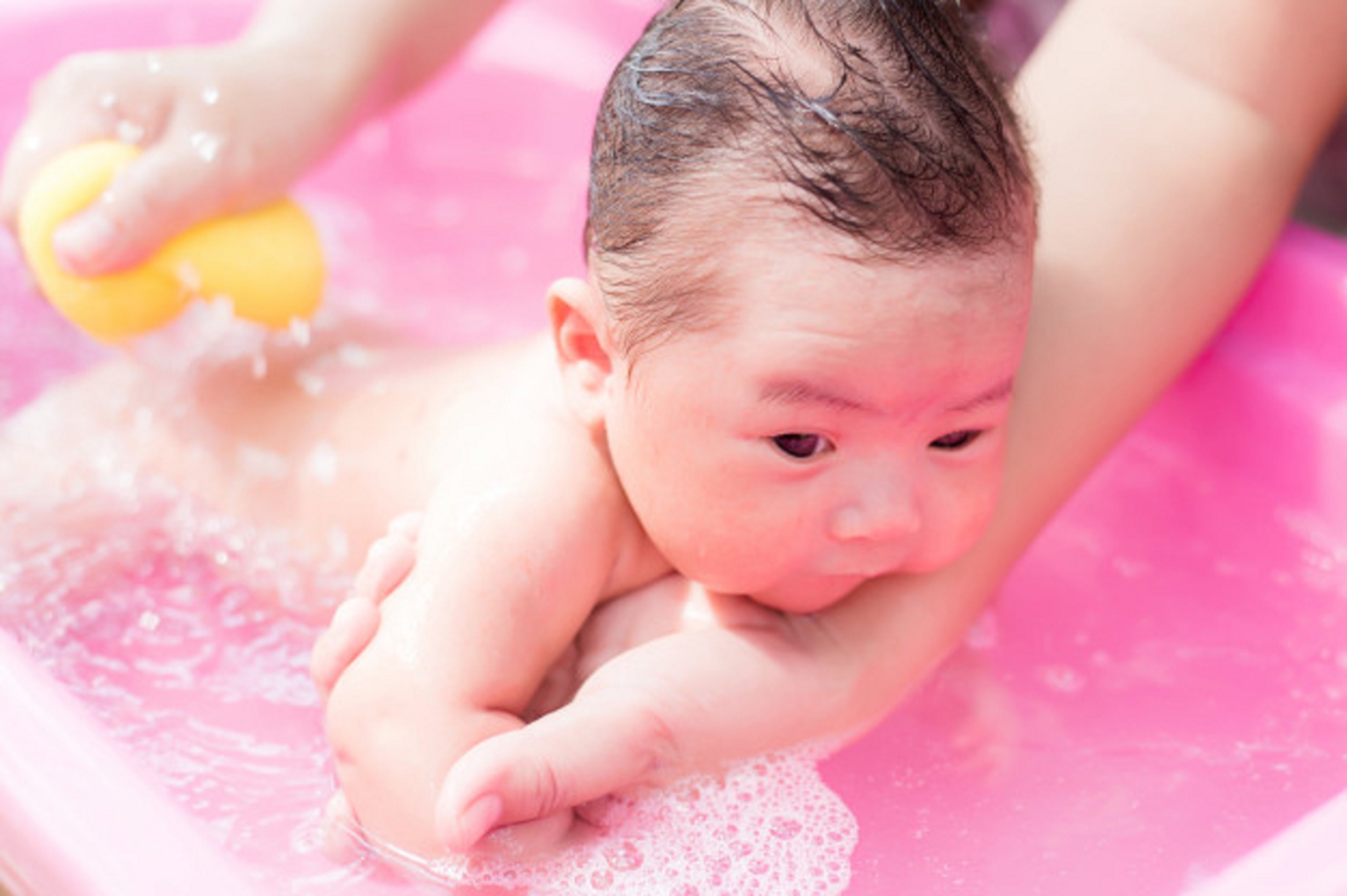 Первая гигиеническая ванна. Купание малыша. Купание новорожденного ребенка. Купание ребенка грудного возраста. Гигиеническая ванна новорожденного.